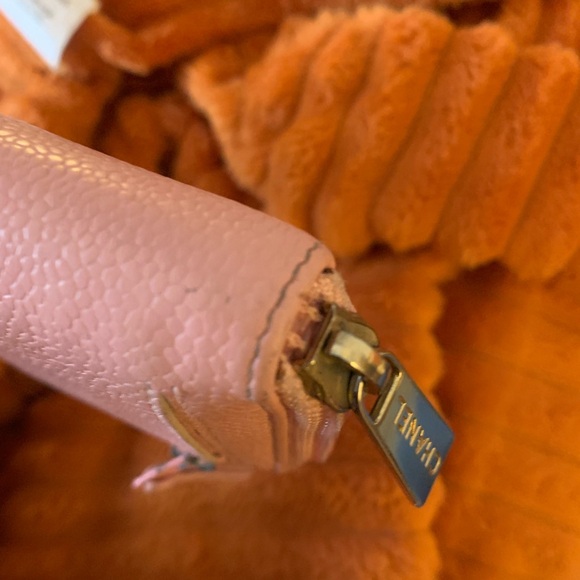 Pre owned light pink  Chanel zip wallet.  Great condition - Picture 8 of 11